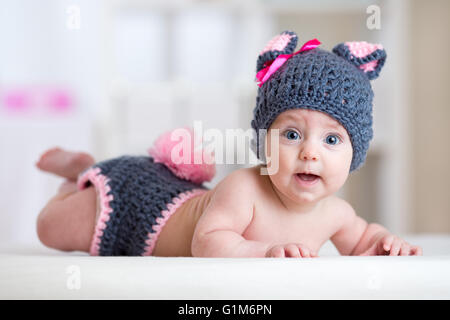 Smiling cute baby enfant en costume de lapin couché en maternelle Banque D'Images