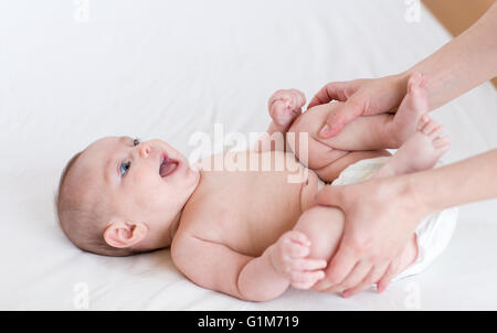 Faire des femmes et massage bébé gymnastique Banque D'Images