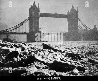Une vue de Tower Bridge sur la Tamise à Londres, lorsque le fleuve gèle en décembre de 1895. ... Bâtiments et points de repère - Tower Bridge - Londres - 1895 ... 31-12-1895 ... Londres ... L'Angleterre ... Crédit photo doit se lire : PA/Référence n° 13499376 UNIQUE ... Banque D'Images