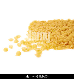 Pile de conchiglie sèches pâtes sur fond blanc isolé Banque D'Images
