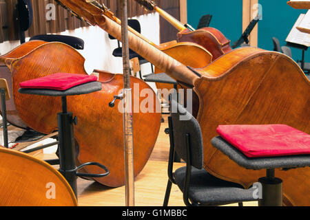 Belgrade, Serbie - Contra-basses sur la scène dans la salle de spectacle de l'Orchestre Philharmonique de Belgrade au cours d'une pause Banque D'Images