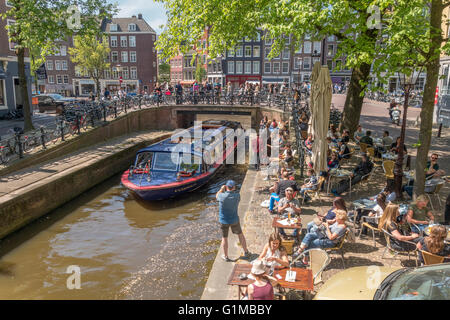 L'Amsterdam Canal Tour Voile passant Restaurant Bar Pub Cafe Café Spanjer & Van Twist sur l'étroit canal Leliegracht Banque D'Images