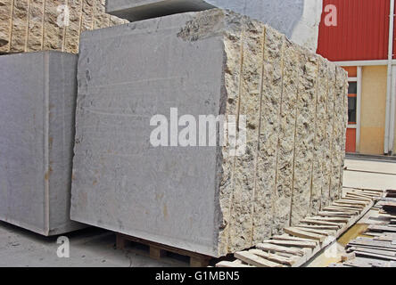 D'énormes blocs de pierre de granit indien empilés dans pour la taille et le polissage des sols en béton utilisé dans la construction de bâtiments Banque D'Images