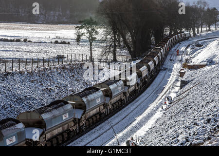 La construction de la rampe de fer les frontières de l'Écosse au cours de l'hiver. Train de ballast ballast pose Banque D'Images