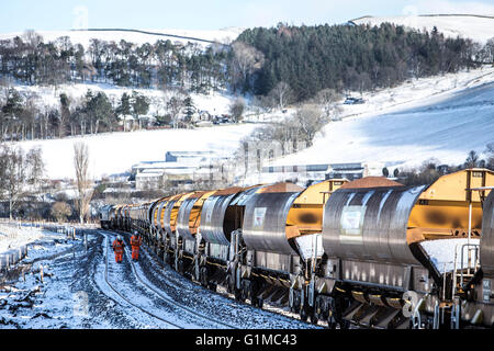 La construction de la rampe de fer les frontières de l'Écosse au cours de l'hiver. Train de ballast ballast pose Banque D'Images