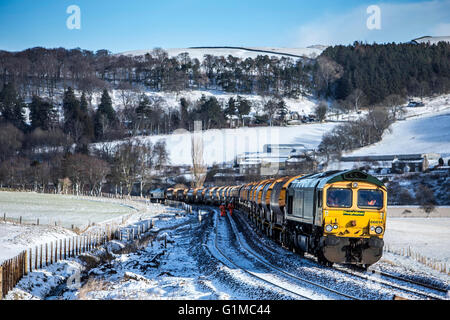 La construction de la rampe de fer les frontières de l'Écosse au cours de l'hiver. Train de ballast ballast pose Banque D'Images