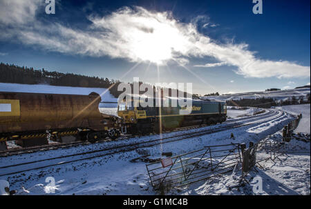 La construction de la rampe de fer les frontières de l'Écosse au cours de l'hiver. Train de ballast ballast pose Banque D'Images