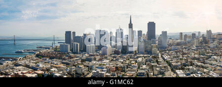 San Francisco, Californie paysage urbain panoramique, regardant vers le sud au SoMa, le Fairmont Building et le Bay Bridge sur une journée ensoleillée. Banque D'Images