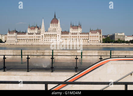 Le Parlement et l'escalier de la station de métro Batthyany ter, Budapest, Hongrie Banque D'Images