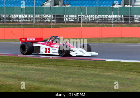 Phil Hall conduisant une voiture de Formule 1 historique Theodore à la journée de test des médias Silverstone Classic 2016 Banque D'Images