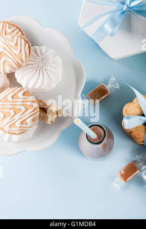 Les Cookies, milkshake, de cadeaux et de bonbons à fond bleu du haut Banque D'Images