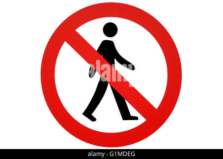 Une circulaire pas de marcher ou pas de piétons route ou street sign isolés. Banque D'Images