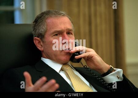 Le président américain George W. Bush parle au téléphone avec le président Kim Dae-Jung de Corée du Sud sur les attaques de terreur du 11 septembre le Bureau Ovale de la Maison Blanche le 19 septembre 2001 à Washington, DC. Banque D'Images