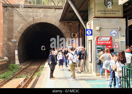 La gare de Vernazza tunnel, Cinque Terre, ligurie, italie Banque D'Images