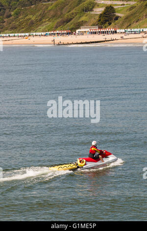 RNLI Lifeguard Jetski avec maître nageur en mer à la plage de Bournemouth, Bournemouth, Dorset UK lors d'une chaude journée ensoleillée en mai Banque D'Images