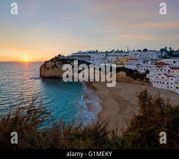 Praia do Carvoeiro village au coucher du soleil, Algarve, Portugal Banque D'Images