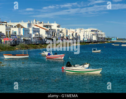 Le Portugal, l'Algarve, village de Cabanas et lagoon Banque D'Images