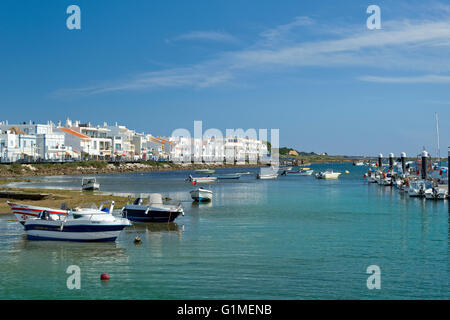 Village de cabanas et la lagune, l'Est de l'Algarve, Portugal Banque D'Images