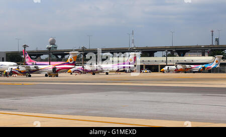 Nok Air DeHavilland Dash-8 reste à Bangkok l'aéroport Don Muang. Banque D'Images