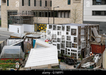 Les hommes de structure du bâtiment à la windows Skip to Jardin dans Kings Cross Londres UK KATHY DEWITT Banque D'Images