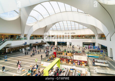 Les gens qui passent à travers l'atrium central de la gare New Street de Birmingham Birmingham West Midlands England GB UK EU Europe Banque D'Images