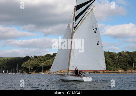 Falmouth 18 ft catégorie restreinte, no2, 'Magpie' dans l'entrée de la rivière Saint Mawes, Percuil, Cornwall, Angleterre Banque D'Images