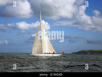 Classic International Six-Meter "elita", battant en bâbord sur la baie de Falmouth au large de la rivière Helford, Cornwall, Angleterre Banque D'Images