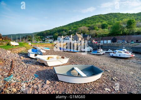 Bateaux de pêche dans le port de Porlock Weir, un village pittoresque sur la côte du Somerset et une partie de l'Exmoor National Park Banque D'Images