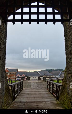 Vue depuis CastleGate Kidwelly Kidwelly à , Pays de Galles. Château de Kidwelly (Welsh : 'Castell Cydweli') est un château normand Banque D'Images