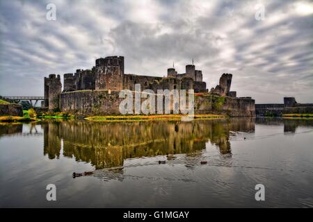 Château de Kidwelly (Welsh : 'Castell Cydweli') est un château normand surplombant le fleuve Gwendraeth Kidwelly et la ville de Banque D'Images