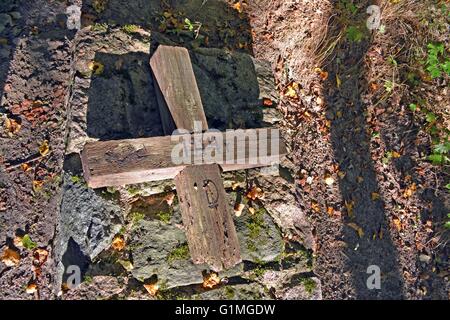 Croix en bois, sur une fosse commune pour les soldats allemands tombés lors de la bataille de Tannenberg, août / septembre 1914 à Hohenstein. Banque D'Images