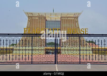 Accra, Ghana - Le personnel du pavillon, maison du président de la République du Ghana, porte principale, vue avant Banque D'Images