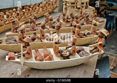 Le Ghana, l'Afrique de l'Ouest, bois africain fabriqué à la main en bois Arts Africains et chiffres fisher et Bateaux, vente à un art shop au Ghana Banque D'Images