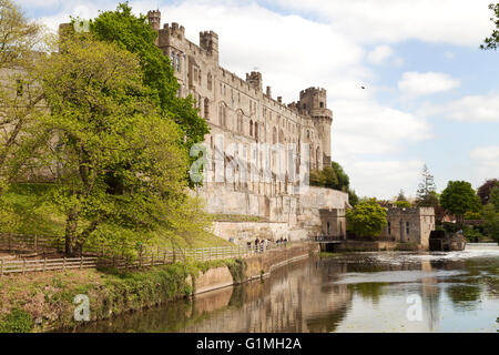 Le Château de Warwick, un château médiéval datant du 11ème siècle, et de la rivière Avon, Warwick, Warwickshire, Angleterre, Royaume-Uni Banque D'Images