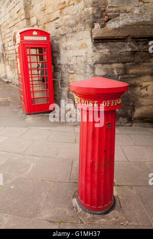 A Victorian post box à partir de 1856, et un vieux téléphone rouge fort à East Gate, Warwick, Warwickshire, Angleterre Royaume-uni (voir aussi G1MH38) Banque D'Images