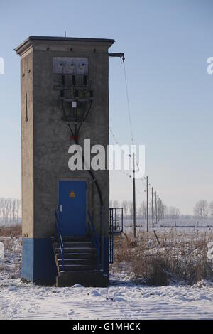 Petit bâtiment appareillage allemand dans un paysage d'hiver, près de Greifswald Mecklenburg-Vorpommern. Banque D'Images