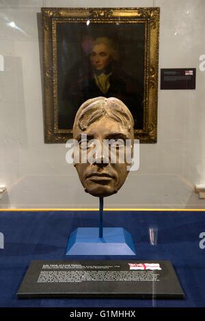 Un portrait de l'amiral Lord Horatio Nelson donne sur un 1798 cast de son visage à la U.S. Naval War College Museum 4 Janvier, 2016 à Newport, Rhode Island. Banque D'Images