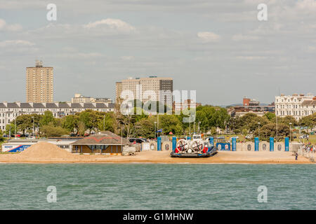 Le service d'aéroglisseurs de Portsmouth sur la rive / plage de Southsea. Banque D'Images