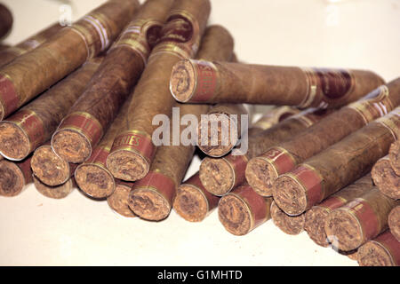 Une pile de cigares à l'laminés fraîchement Don Lucas boutique de cigares de Punta Cana. Banque D'Images