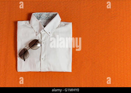 Mise à plat des shirt with sunglasses Banque D'Images