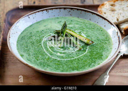 Soupe d'épinards et asperges Banque D'Images