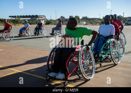 Les joueurs de l'équipe de basket-ball Sports Club Wheel-Ability ont leur formation à Katutura, Windhoek, Namibie. Chaque dimanche, ils invitent les gens de la Windhoek Rehabilitation Centre à prendre part à cette formation et de jouer le jeu avec eux. Banque D'Images