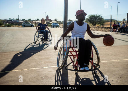 Les joueurs de l'équipe de basket-ball Sports Club Wheel-Ability ont leur formation à Katutura, Windhoek, Namibie. Chaque dimanche, ils invitent les gens de la Windhoek Rehabilitation Centre à prendre part à cette formation et de jouer le jeu avec eux. Banque D'Images