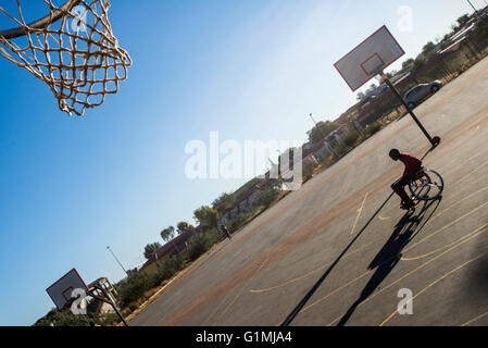 Les joueurs de l'équipe de basket-ball Sports Club Wheel-Ability ont leur formation à Katutura, Windhoek, Namibie. Chaque dimanche, ils invitent les gens de la Windhoek Rehabilitation Centre à prendre part à cette formation et de jouer le jeu avec eux. Banque D'Images