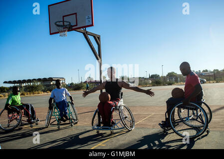 Les joueurs de l'équipe de basket-ball Sports Club Wheel-Ability ont leur formation à Katutura, Windhoek, Namibie. Chaque dimanche, ils invitent les gens de la Windhoek Rehabilitation Centre à prendre part à cette formation et de jouer le jeu avec eux. Banque D'Images