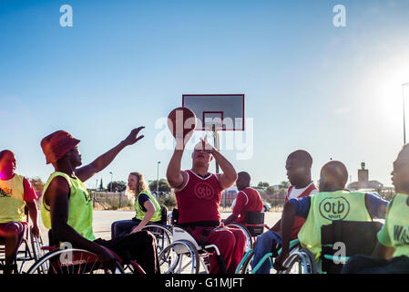 Les joueurs de l'équipe de basket-ball Sports Club Wheel-Ability ont leur formation à Katutura, Windhoek, Namibie. Chaque dimanche, ils invitent les gens de la Windhoek Rehabilitation Centre à prendre part à cette formation et de jouer le jeu avec eux. Banque D'Images