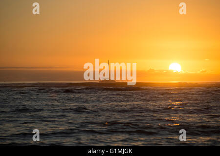 Le soleil se couche sur l'océan pacifique à Wakiki. Banque D'Images
