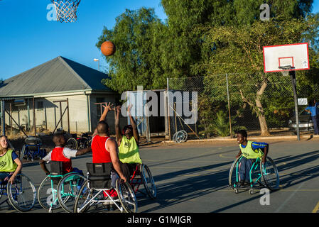 Les joueurs de l'équipe de basket-ball Sports Club Wheel-Ability ont leur formation à Katutura, Windhoek, Namibie. Chaque dimanche, ils invitent les gens de la Windhoek Rehabilitation Centre à prendre part à cette formation et de jouer le jeu avec eux. Banque D'Images