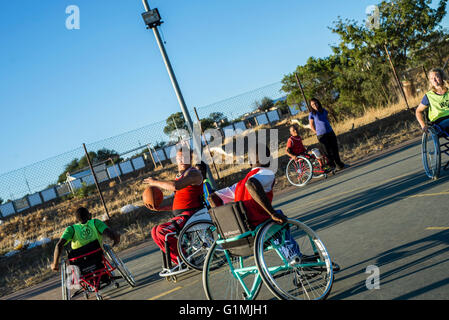 Les joueurs de l'équipe de basket-ball Sports Club Wheel-Ability ont leur formation à Katutura, Windhoek, Namibie. Chaque dimanche, ils invitent les gens de la Windhoek Rehabilitation Centre à prendre part à cette formation et de jouer le jeu avec eux. Banque D'Images