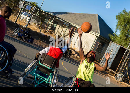 Les joueurs de l'équipe de basket-ball Sports Club Wheel-Ability ont leur formation à Katutura, Windhoek, Namibie. Chaque dimanche, ils invitent les gens de la Windhoek Rehabilitation Centre à prendre part à cette formation et de jouer le jeu avec eux. Banque D'Images